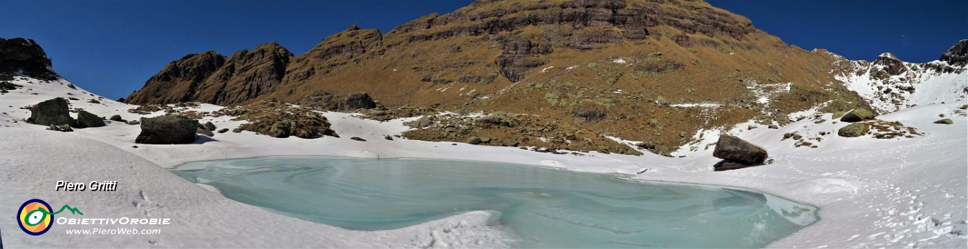 50 Laghetto di Pietra Quadra (2116 m) in lento disgelo.jpg